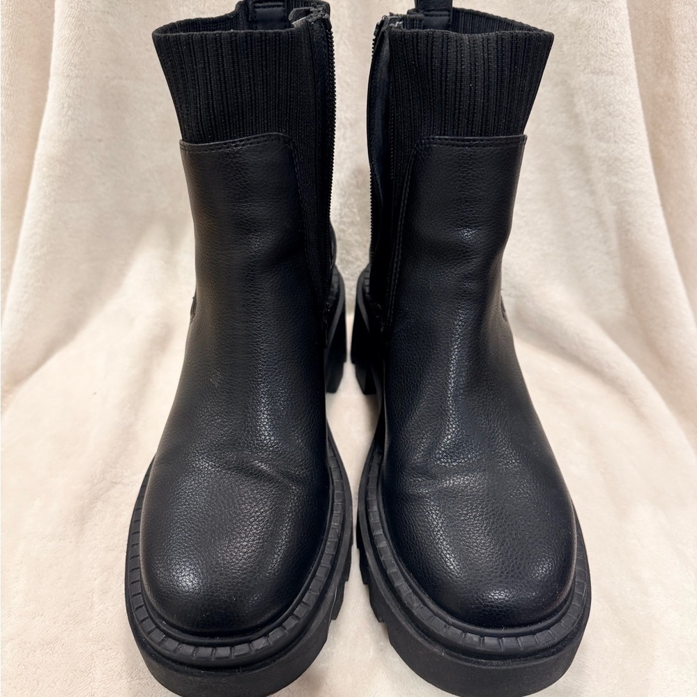 Chelsea Universal Thread Black Ankle Booties - Picture 2 of 7